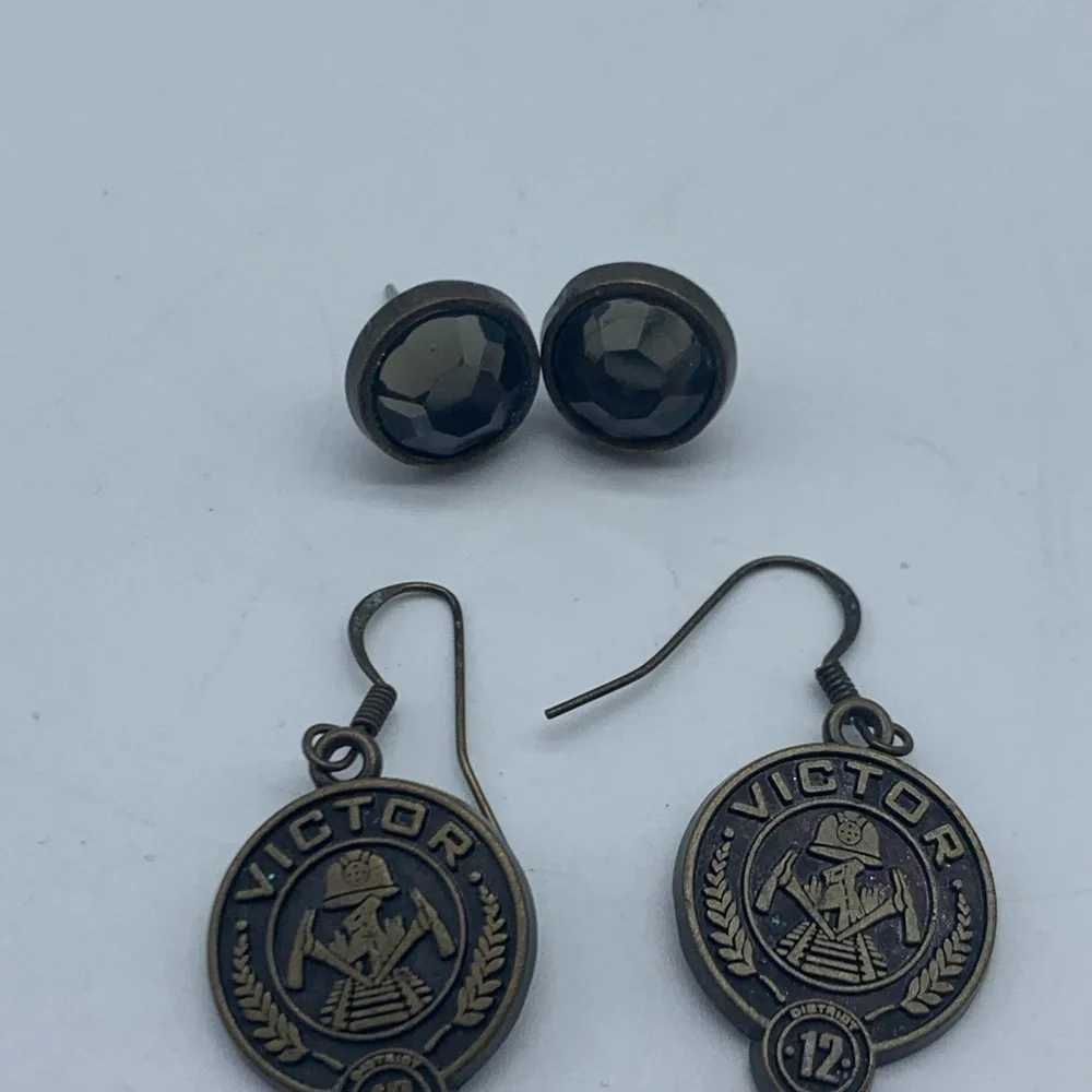 LION’S Gate 2013 Hunger Games district 12 “victor” earrings with insignia